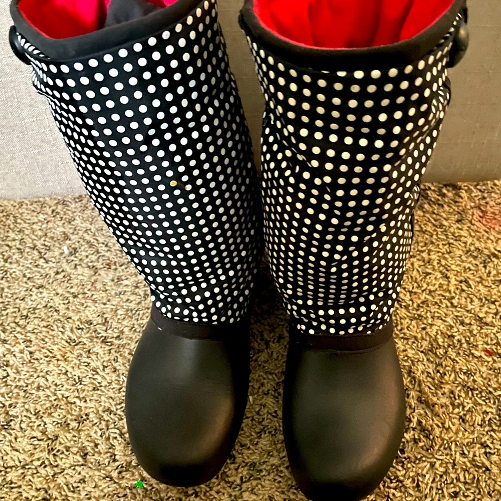 Women’s size 8 Crocs snow boots - waterproof!
